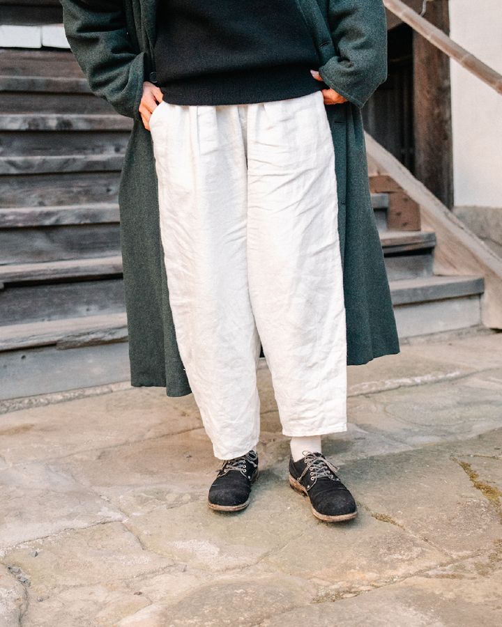 冬コーデを軽やかにする“ホワイトボトム”ルック5選。どんなアウターにも溶け込む万能カラー【TOKYO SNAP】