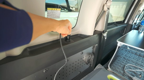 上級キャンパーが実際に検証！車中泊で使った電気はシガーソケットで回復する？結果は…