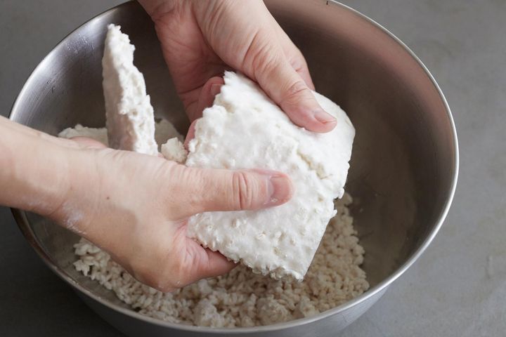 米麹と塩を混ぜる