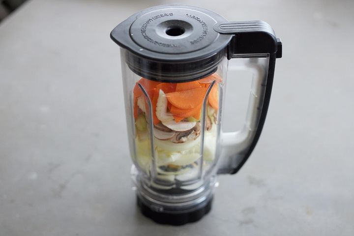 材料をミキサーにかける