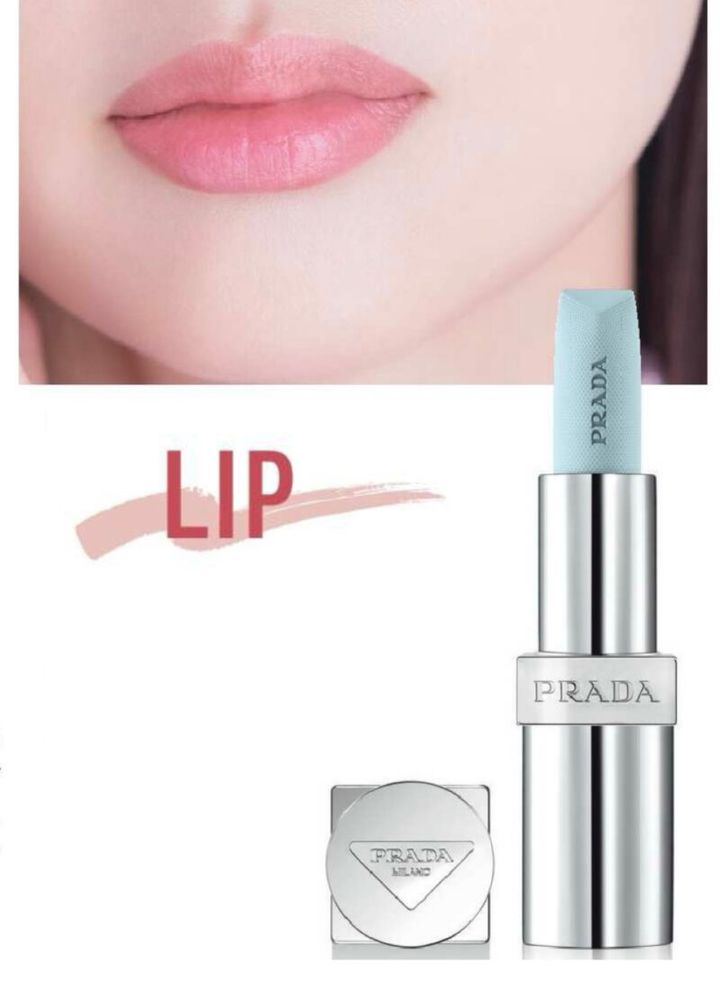 プラダの「リップバーム ブラッシングケア」 唇でピンクに発色