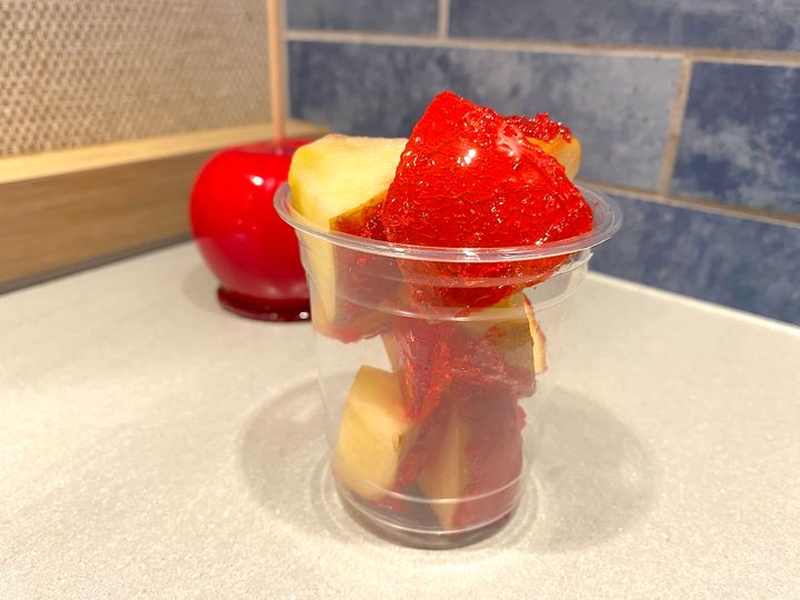 「リンゴ飴（カップ）」800円、「リンゴ飴（ホール）」1500円