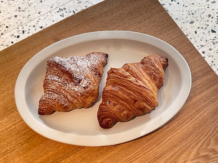 （写真左から）「カスタードクリーム」530円、「クラシック」380円