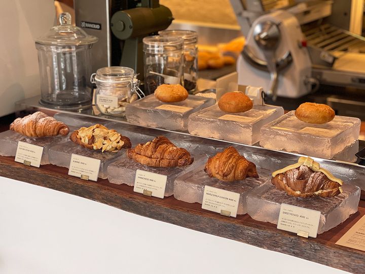 （写真上段左から）「PLATドーナツ レモン」380円、「PLATドーナツ シナモン」380円、「PLATドーナツ シュガー」380円、（写真下段左から）「カスタードクリーム」530円、「アーモンド」560円、「ハム＆チーズ」590円、「メープル＆ベーコン」490円、「スイートポテト」560円