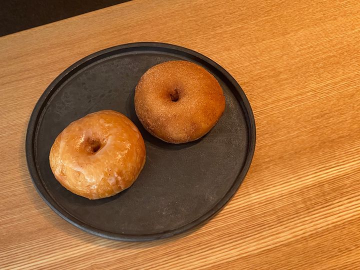 （写真左から）「PLATドーナツ シュガー」380円、「PLATドーナツ シナモン」380円