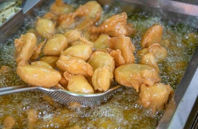 日曜日のいも天は高知県民の総フルード。さつまいもに衣をつけて揚げています。