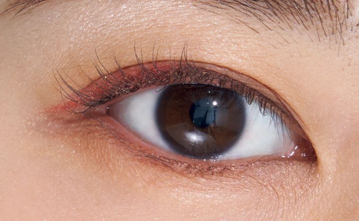 【奥二重メイク】赤のライン塗りで奥二重が垢抜ける