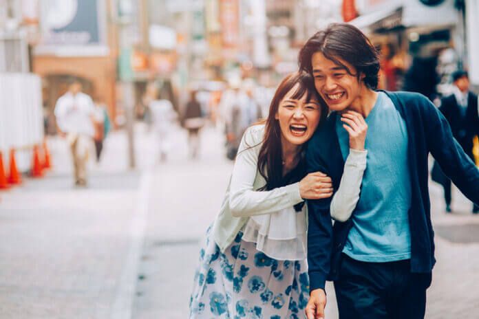 愛想が良すぎる女には要注意…！ 男にだらしない女性の特徴6つ