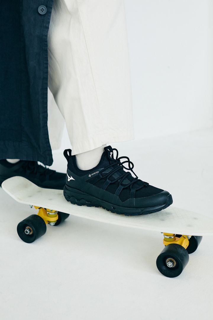 大人の黒スニーカーコーデ2選。《ミズノ》は程よいアウトドア感がいい！【FUDGE FRIEND おしゃれさんの毎日コーディネート｜田中真里奈】