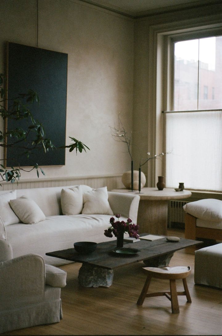 キングがコーディネートしたコーヒーテーブル。本や陶器、ミニマルなフラワーアレンジメントの絶妙な配置に、彼ならではのセンスが光る。