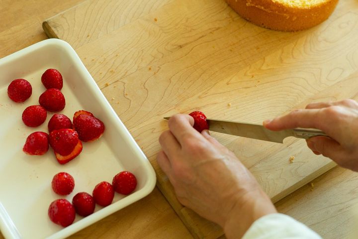 いちごをカットする