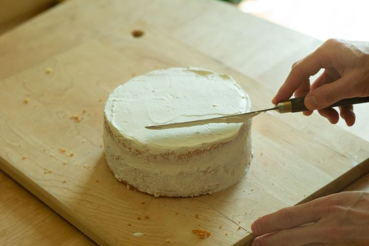 生クリームの下地塗りをする
