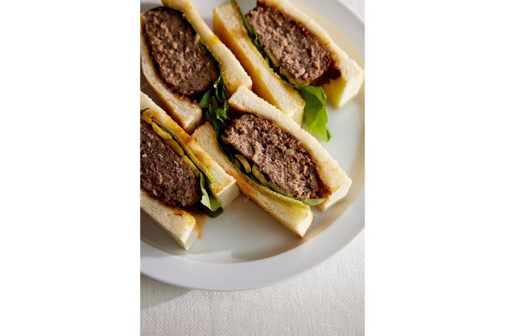 ジューシーな肉汁はじける“ハンバーグサンド”