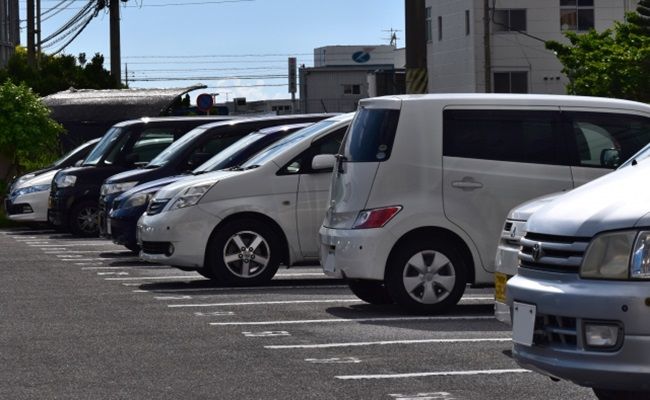 駐車場に止まっている複数の車