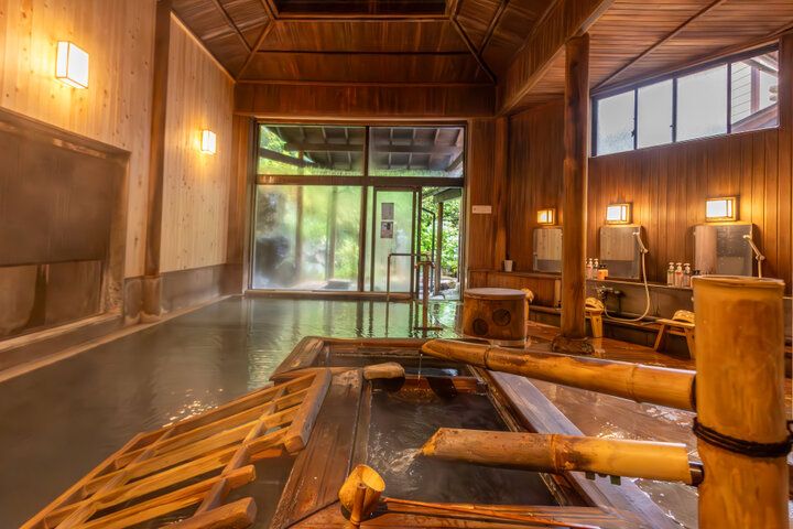 雪景色も楽しめる信州・野沢温泉へ♪ 自家源泉をもつ「旅館 さかや」でまったりステイ