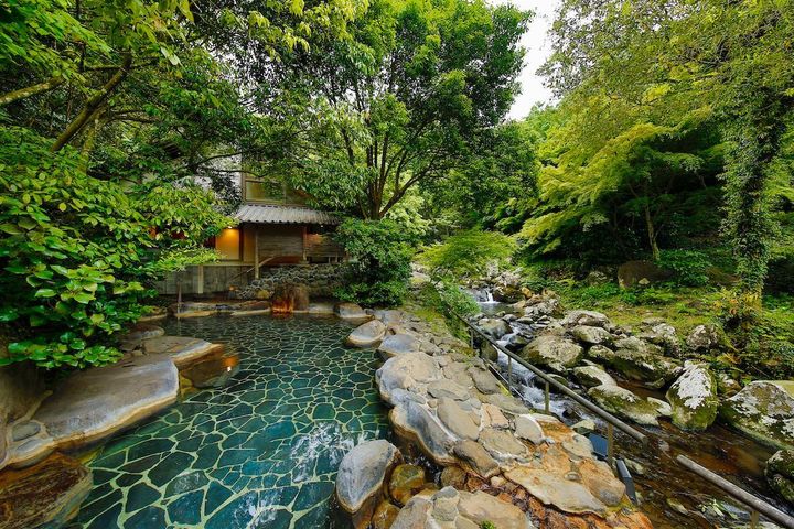 日帰り利用も可能な大浴場「しいばの湯」の野趣あふれる露天風呂。