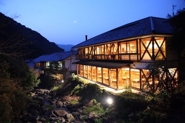 しいばの湯、山の湯、レストラン、客室が渓流に沿って点在する。