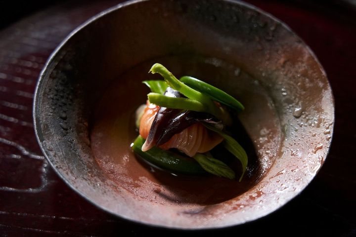 湯布院産の野菜や山菜、豊後水道の魚介など地元の旬の食材をふんだんに取り入れた料理。