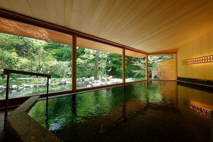 宿泊者限定でのんびり浸かれる「山の湯」。源泉は中性でさらさらとした肌触りが特徴。