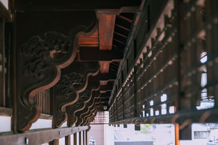 複雑な屋根構造を持つ本館は、城大工の坂本又八郎が手がけた日本を代表する温泉建築。