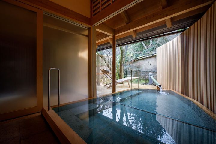 亀の井別荘を象徴する最上級の離れ「百番館」の源泉かけ流しの部屋風呂。