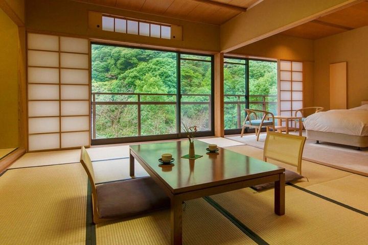 川から少し離れた客室棟にある10畳和室とツインベッドルームの和洋室。