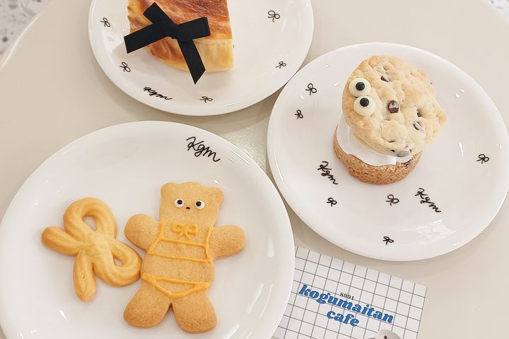 （写真奥から時計回りに）「バスクチーズケーキ」600円、「モンスター スコーン」630円、 「ベア クッキー」380円、「リボンクッキー」300円