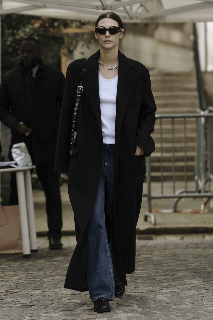 画像: 黒のマキシコートがあればシックにまとまる