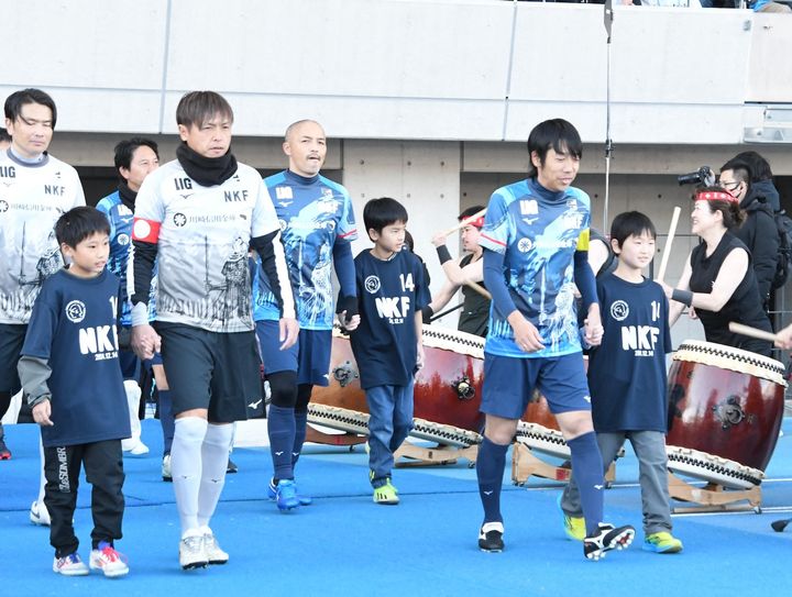 川崎フロンターレ中村憲剛の引退試合に2万人超えのサポが集結 「みんなの笑顔が見れて感無量」「幸せな1日」でピッチに別れ