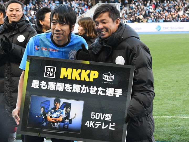川崎フロンターレ中村憲剛の引退試合に2万人超えのサポが集結 「みんなの笑顔が見れて感無量」「幸せな1日」でピッチに別れ