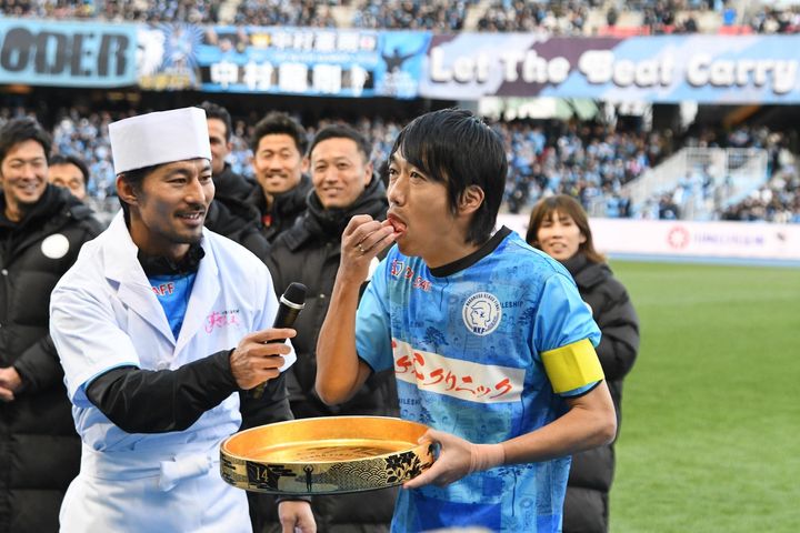 川崎フロンターレ中村憲剛の引退試合に2万人超えのサポが集結 「みんなの笑顔が見れて感無量」「幸せな1日」でピッチに別れ