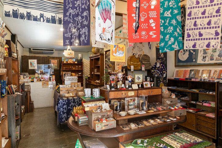 昭和アンティークな雰囲気の店内にキュートな猫がいっぱい♪ 湯島の猫雑貨店「王冠印雑貨店」