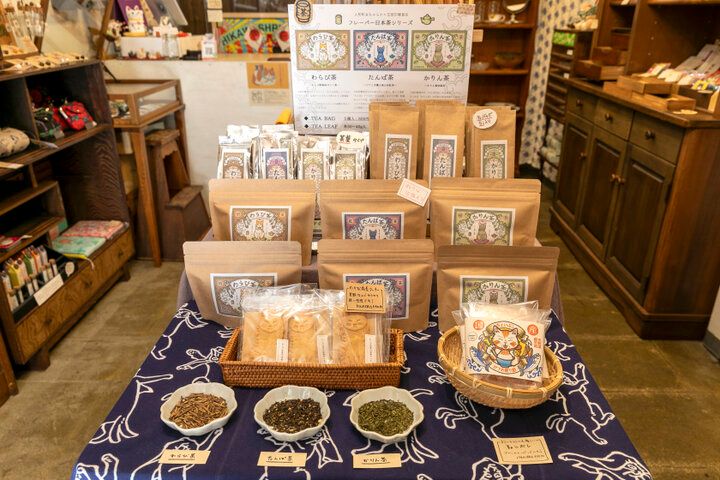 昭和アンティークな雰囲気の店内にキュートな猫がいっぱい♪ 湯島の猫雑貨店「王冠印雑貨店」