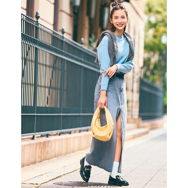 ユニクロの定番スウェットは肩がけで遊びを加える