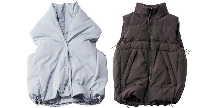 水色のケープのようなシルエットのダウンベストとチャコールのダウンベスト