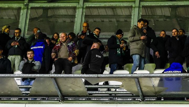 スタンドからファン落下…日本人もいたチームの試合が大混乱で打ち切り…「敗者しかいない」