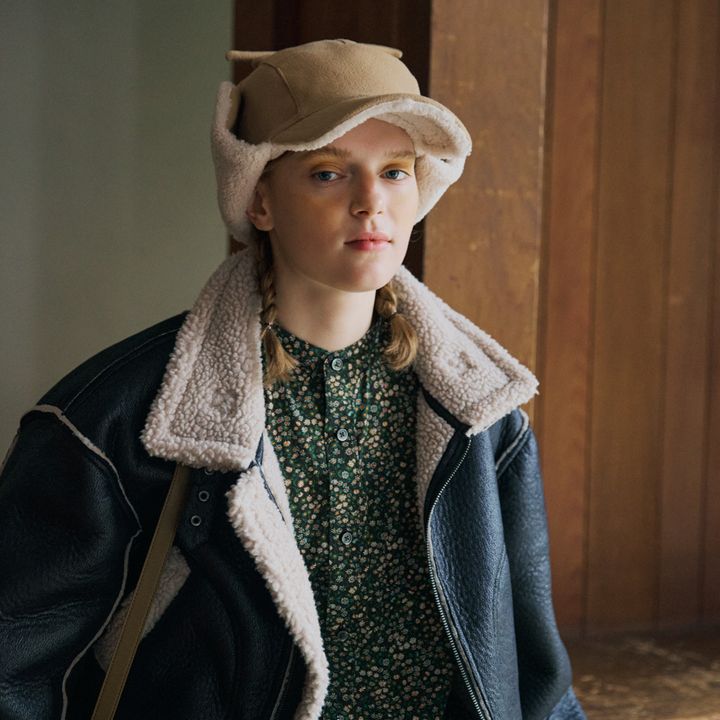 迷ったらボア付きフライトジャケットが正解。小花柄ワンピースにワークな味付けを。【マイスタンダードブック】