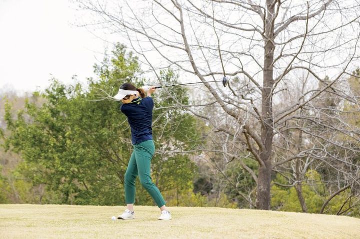 アドレスを変えるだけで“美スイング”が身につく！編集部員が実践