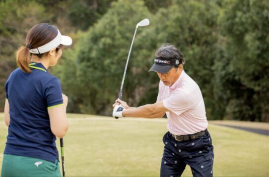 アドレスを変えるだけで“美スイング”が身につく！編集部員が実践