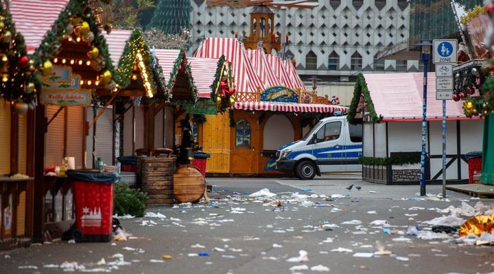 ドイツ・テロ事件犠牲者への黙祷中に問題発言…57歳のサッカーファン、スタジアム追放で警察捜査