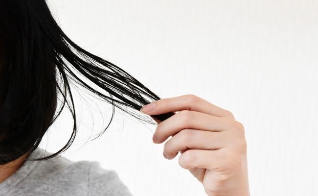 髪の毛を触る女性