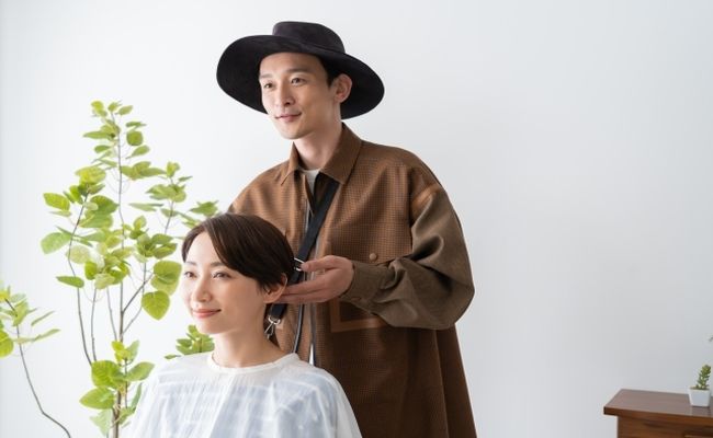 美容室でカウンセリングを受ける女性