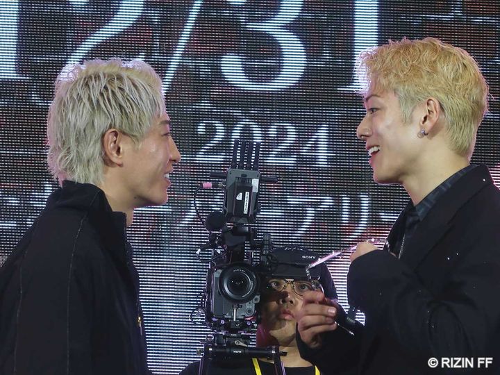 BD冨澤（左）にサングラスをとられるも、笑顔の三浦孝太（C）RIZIN FF