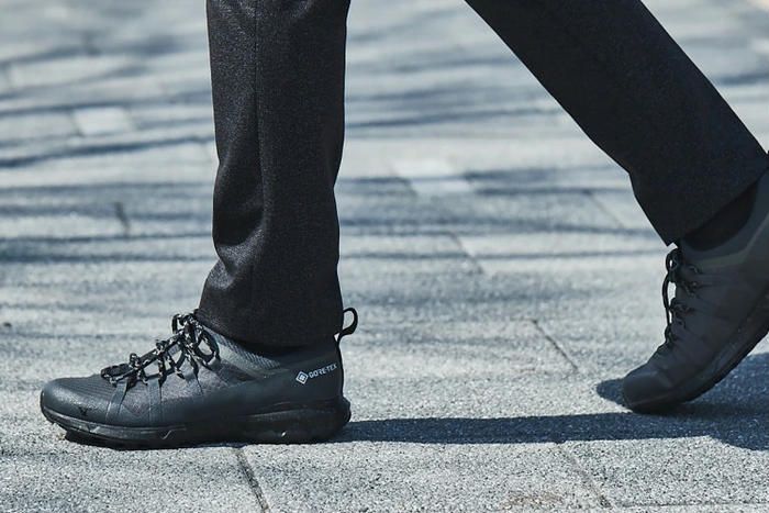 ウォーキングシューズを履く人