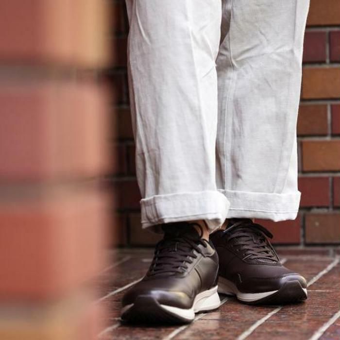 ウォーキングシューズを履く人