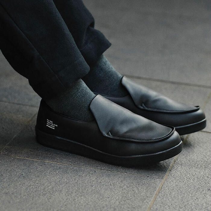 ビジネスシューズを履く人