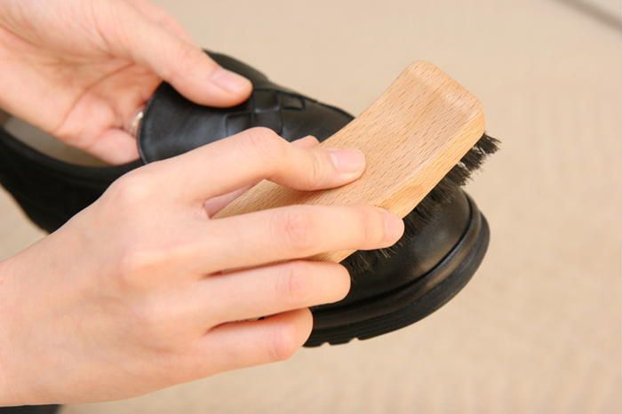 靴のメンテナンスをする人