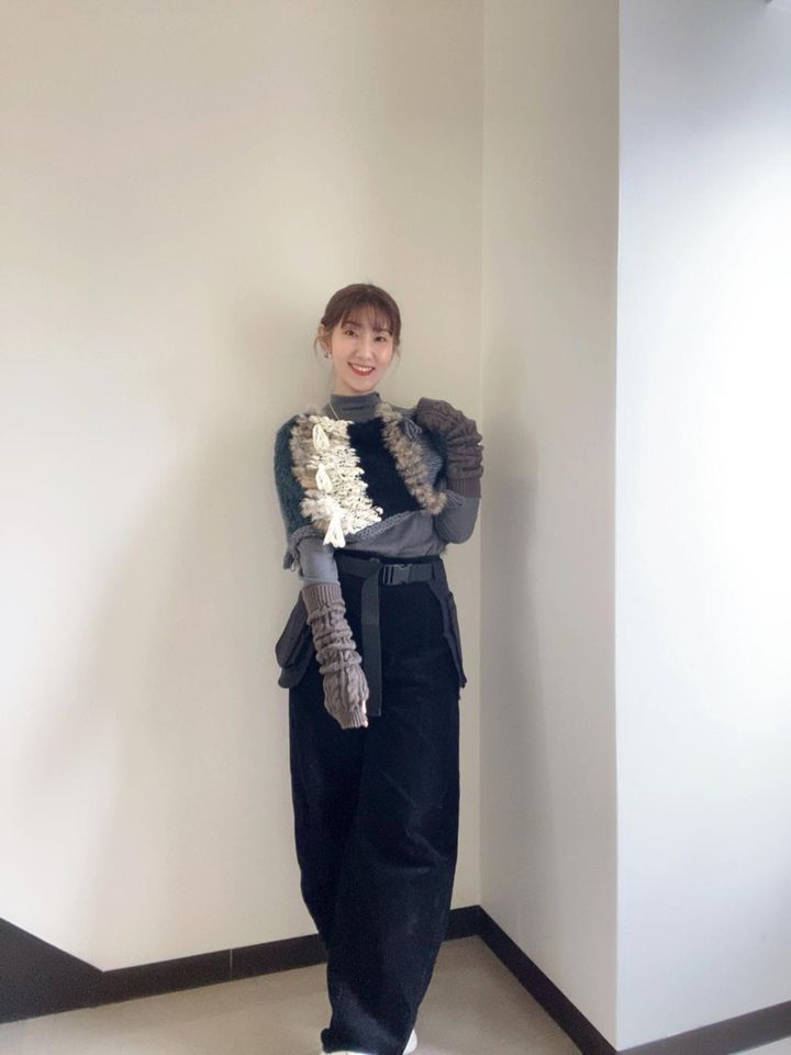 画像: バレルレッグパンツと合わせて