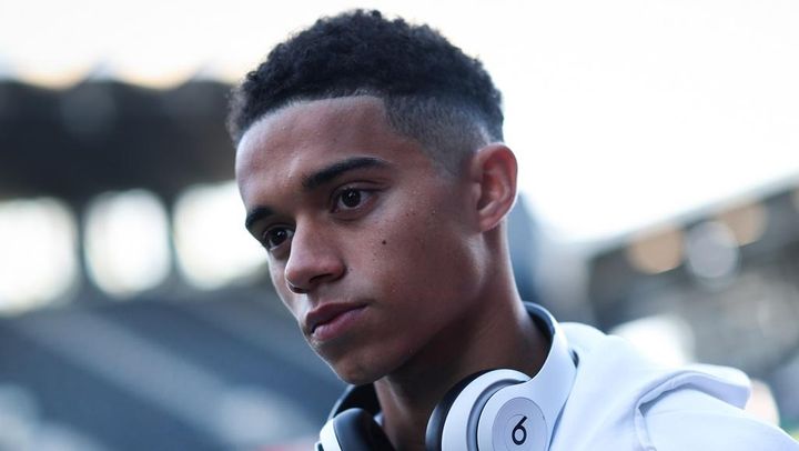 17歳神童、最高峰の舞台で33歳先輩とエモい共演！6年前に手をつないで一緒に試合入場