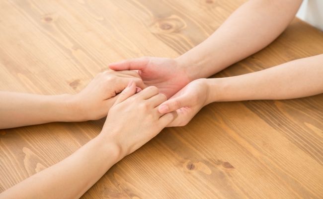 子どもと手を添える母親のイメージ